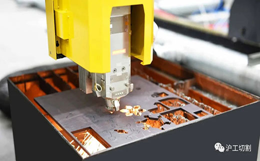 太阳城官网10米大幅面龙门光纤激光切割机细腻圆孔高品质切割