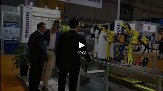 进博会首日太阳城官网意大利CEA展位旅行者关注机械人焊接系统