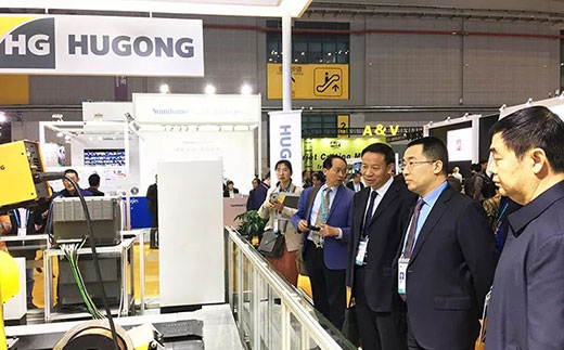 河南省鹤壁市市长莅临太阳城官网意大利CEA展位